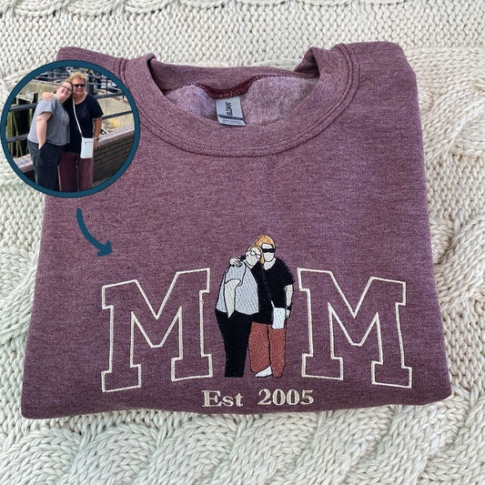 Custom Embroidered Mom Sweatshirt & Hoodie – Personalized Family Portrait Crewneck Gift for Mom